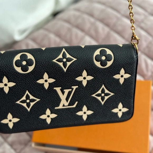 Louis Vuitton Pochette Felicie Black Beige
Shoulderbag 3PCS Set W/Box - Picture 15 of 16